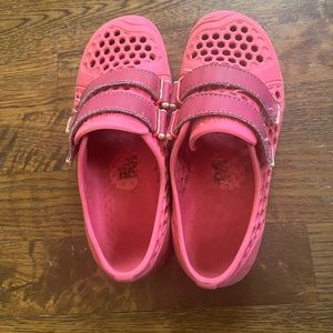 Plae Mimo water shoes size 1, big kid